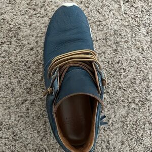 Esseutesse Leather fringe sneaker blue